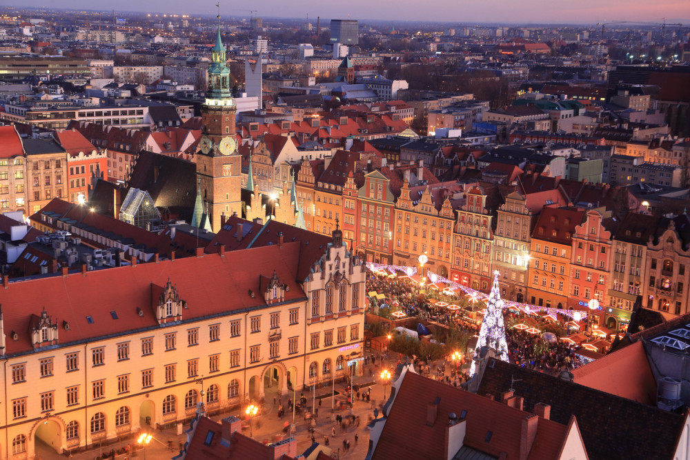 Kerstmarkt op het plein in Krakau