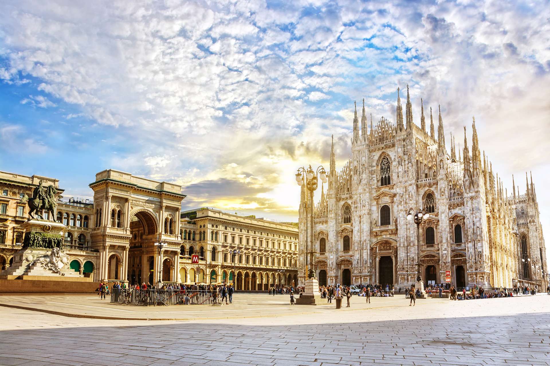 Italië Milaan Piazza Duomo Cathedral Duomo di Milano and Vittorio Emanuele gallery