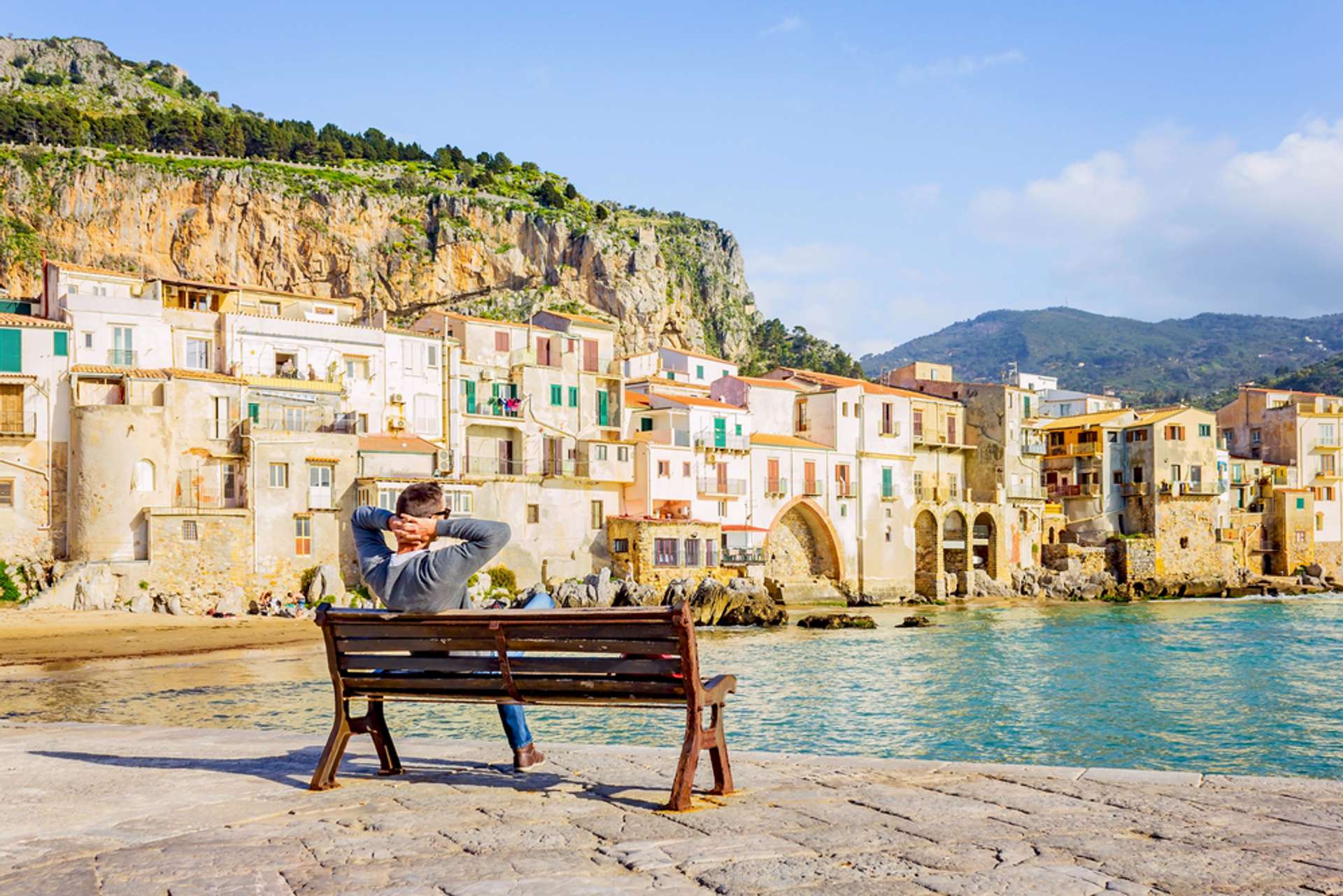 Italië Sicilie Man On Bench Cefalu Coastline