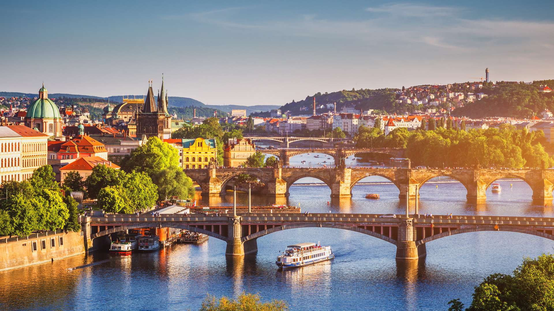 Tsjechië Praag Charles Bridge over Vltava river